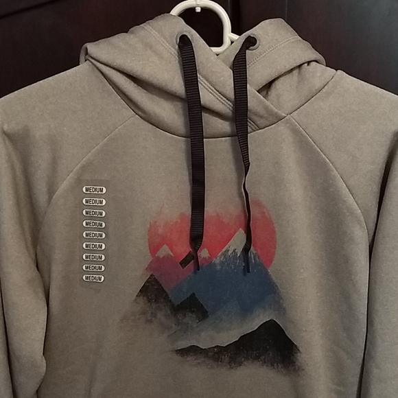 Grey hoodie with mountain image - Picture 3 of 4
